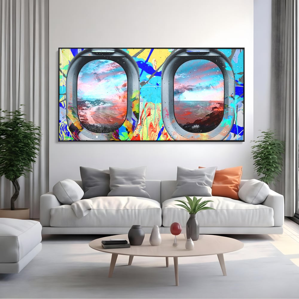 Tablou canvas cu tablou canvas cu ferestre de avion si graffiti, in rama de aluminiu negru, pe perete intr-un living